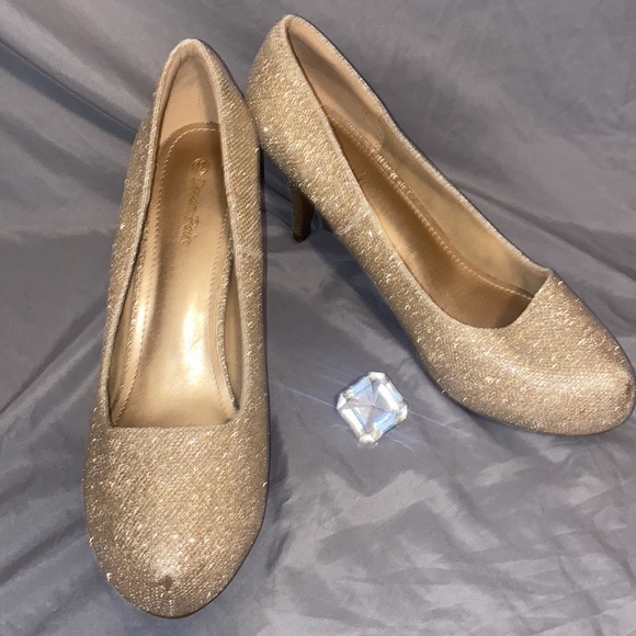 Dream Pairs Heels - Picture 2 of 7